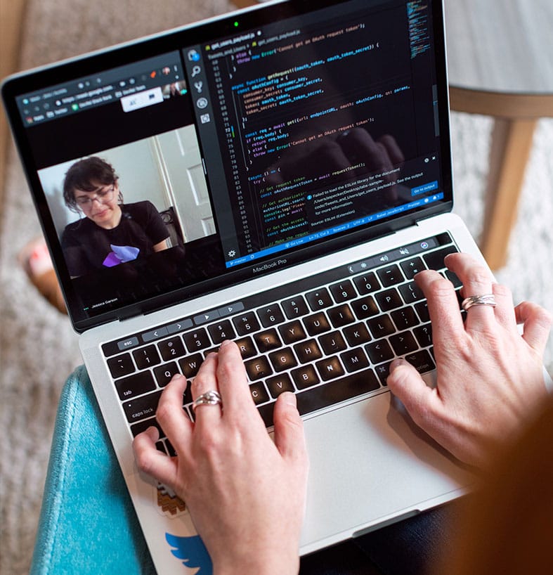 Woman working on computer Maciosoft -Zespół zaangażowany w sukces Twojej firmy